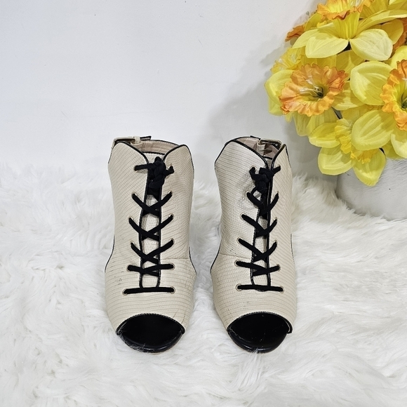 Juicy Couture Jcniratan heels cream and black sz.9M - Picture 1 of 12